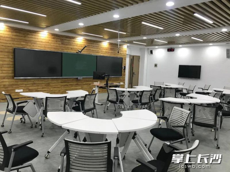 研討型智慧教室對教室空間進行更加合理的優(yōu)化布局：課桌由傳統(tǒng)秧苗式分布轉(zhuǎn)變?yōu)榭梢砸苿拥男〗M組合式分布，便于學生靈活轉(zhuǎn)換空間，自主交互、極簡互動。