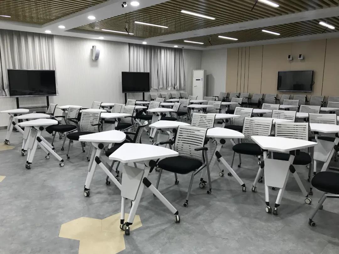 精品課錄播教室，具備4機位錄像系統(tǒng)和6通道錄音系統(tǒng)，配合整體隔音降噪設計，能錄制高品質(zhì)的在線課程。學校還配備專業(yè)的課程錄制間，能支持綠屏摳像、實時導播及后期音視頻剪輯合成。